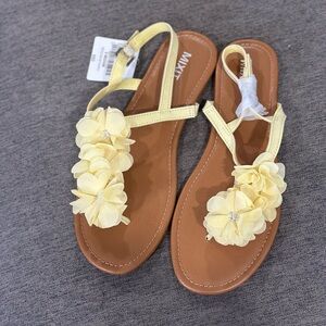 NWT MIXIT Light Yellow Floral Sandals